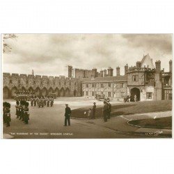 carte postale ancienne ENGLAND. Windsor Castle the changing of the Guard