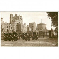 carte postale ancienne ENGLAND. Windsor Castle the Guard