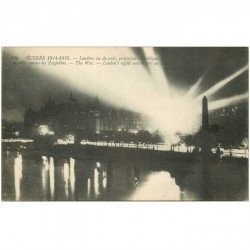 carte postale ancienne LONDON LONDRES. Contre les Zeppelins de Nuit the War