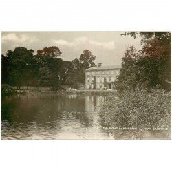 carte postale ancienne LONDON LONDRES. The Pond and Museum Kew Gardens 1920. Photo carte émaillographie