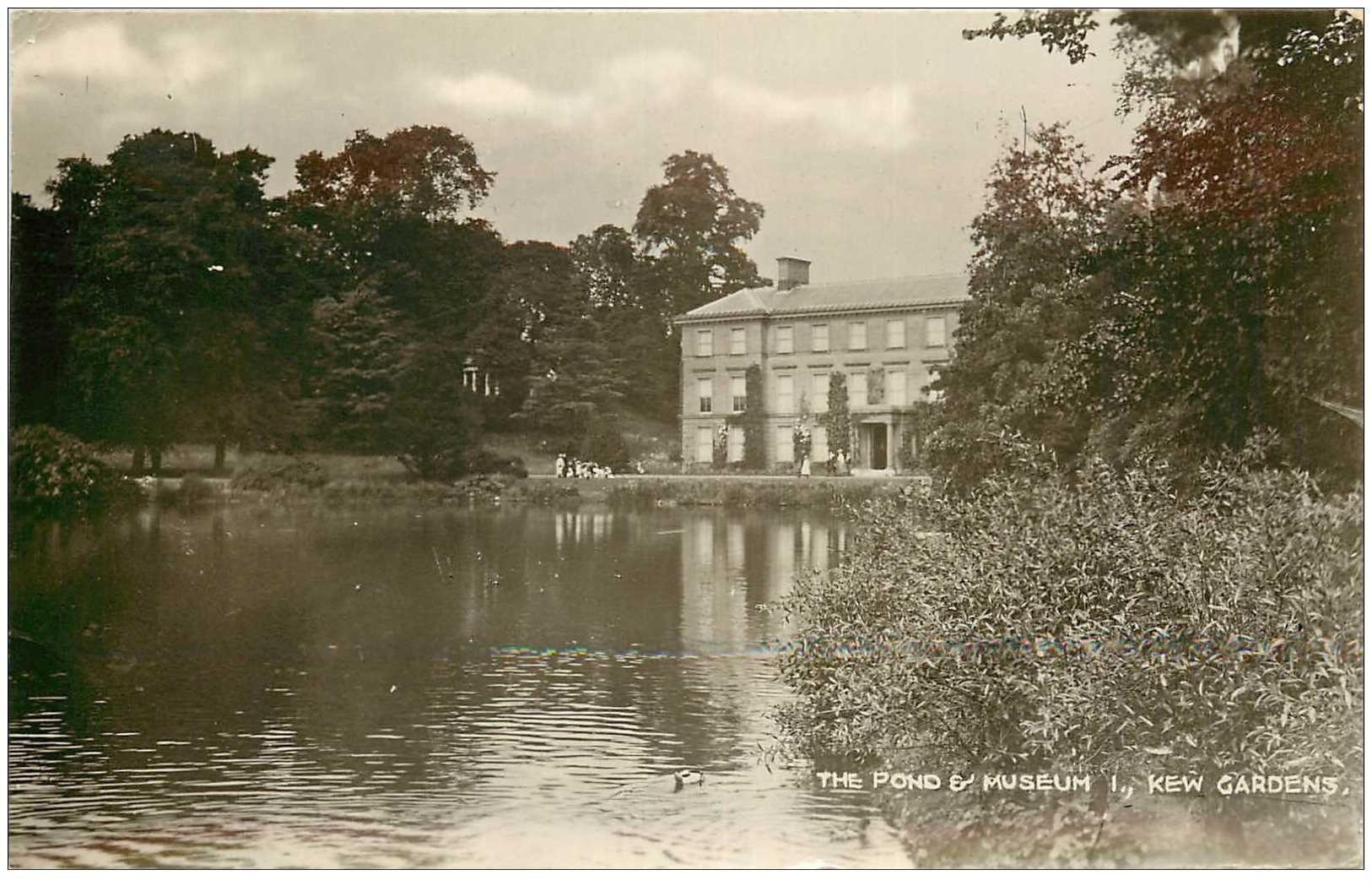 carte postale ancienne LONDON LONDRES. The Pond and Museum Kew Gardens 1920. Photo carte émaillographie