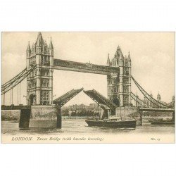 carte postale ancienne LONDON LONDRES. Tower Bridge with bascules lowering