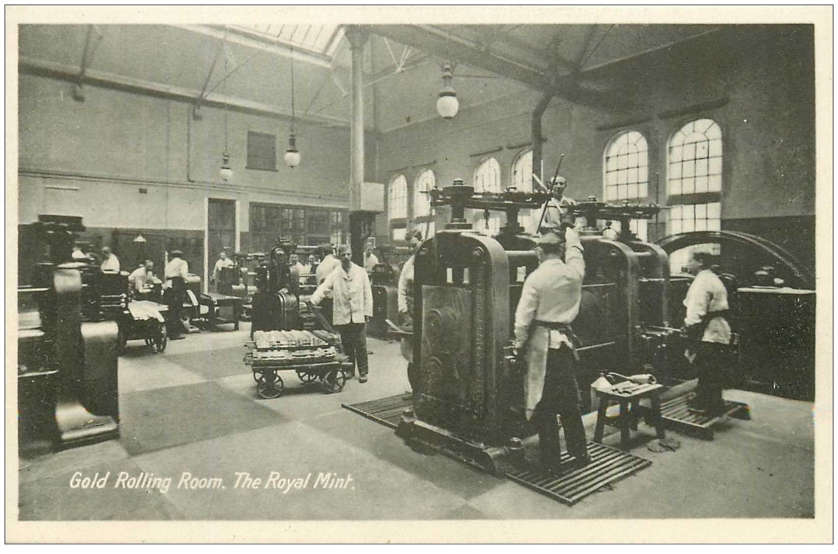carte postale ancienne LONDON. The Royal Mint. Gold Rolling Room