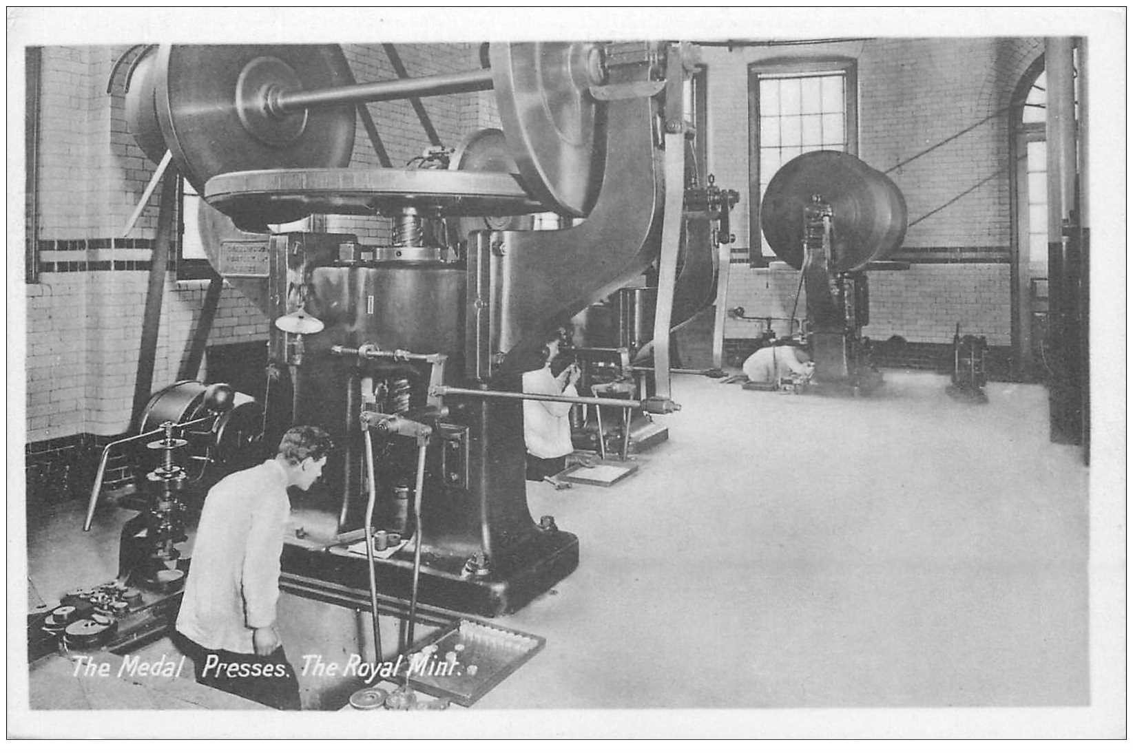 carte postale ancienne LONDON. The Royal Mint. The Medal Presses