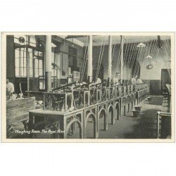 carte postale ancienne LONDON. The Royal Mint. Weighing Room