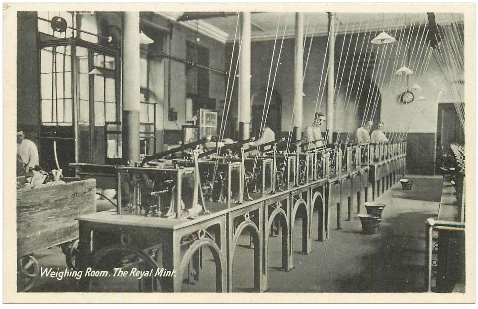 carte postale ancienne LONDON. The Royal Mint. Weighing Room