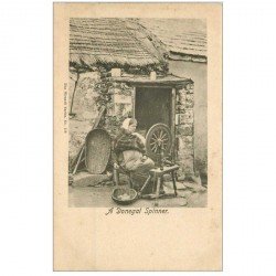 carte postale ancienne ROYAUME UNI. A Donegal Spinner. Une Tisseuse et son métier