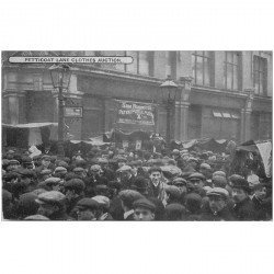 ROYAUME UNI. London. Petticoat Lane Clothes Auction