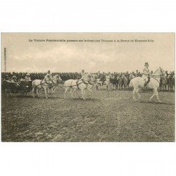 carte postale ancienne RUSSIE. Revue de Krasnoë Selo la Voiture Présidentielle passant sur le Front des Troupes vers 1900