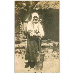 BULGARIE. Rare une Paysane batteuse de Mil. Photo carte postale. Métiers de la Campagne