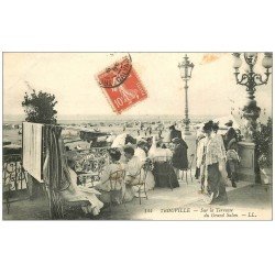 carte postale ancienne 14 TROUVILLE. Elégantes sur la Terrasse du Grand Salon 1906