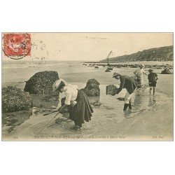 carte postale ancienne 14 TROUVILLE. La Pêche à la Crevette à Marée basse 1908. Métiers de la Mer