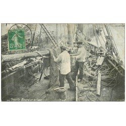 carte postale ancienne 14 TROUVILLE. Pêcheurs réparant les filets de Pêche 1913. Métiers de la Mer