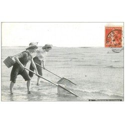 carte postale ancienne 14 TROUVILLE. Pêcheuses de Crevettes 1908. Métiers de la Mer