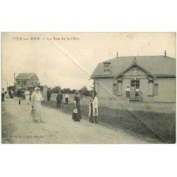 carte postale ancienne 14 VER-SUR-MER. La Rue de la Côte avec Joueuse de Tennis