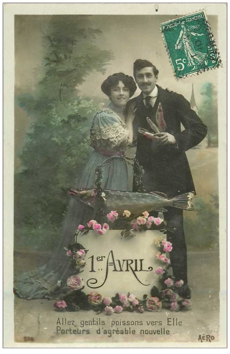 carte postale ancienne COUPLE. Jeunes Amoureux avec Poisson d'Avril 1910
