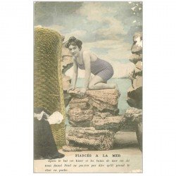 carte postale ancienne FEMME EN COSTUME DE BAIN D'AUTREFOIS. Fiances à la Mer. qq blanncs à droite