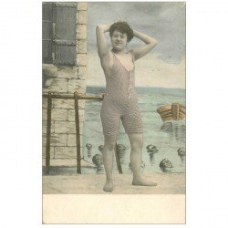 carte postale ancienne FEMME EN COSTUME DE BAIN D'AUTREFOIS. La détente langoureuse...