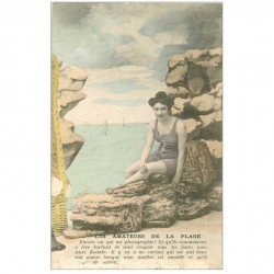 carte postale ancienne FEMME EN COSTUME DE BAIN D'AUTREFOIS. Les Amateurs à la Plage. Bord inférieur rogné...