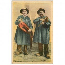 carte postale ancienne FOLKLORE. Campagnes et Provinces. Musiciens Vielleur et Cabretaïre en Auvergne