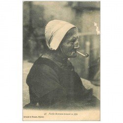 carte postale ancienne FOLKLORE. Campagnes et Provinces. Vieille Bretonne fumant sa pipe 1916 tampon Chemin de Fer