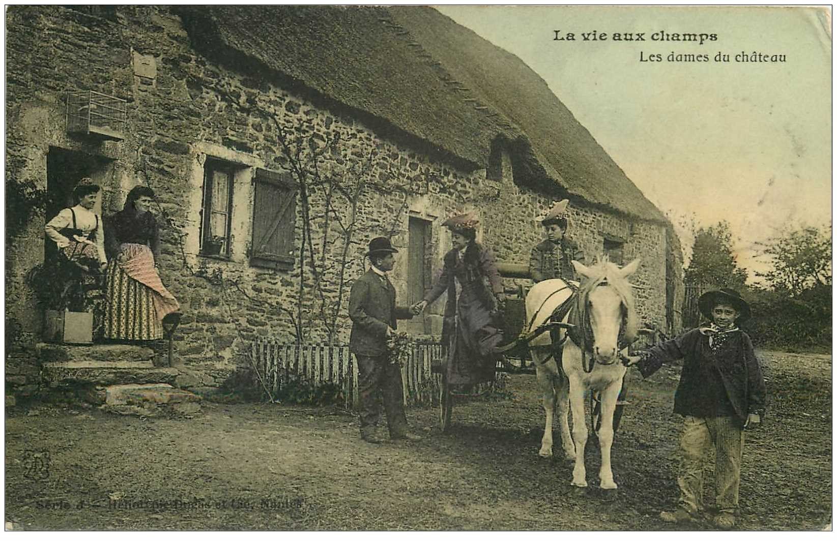 LA VIE AUX CHAMPS. Les Dames du Château en attelage. Carte photo vers 1908