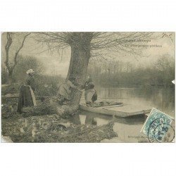 carte postale ancienne LA VIE AUX CHAMPS. Un débarquement périlleux 1904 (défauts)...