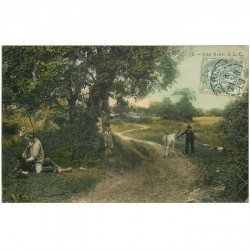 carte postale ancienne LA VIE AUX CHAMPS. Une Rixe entre paysans 1906. Carte photo émaillographie de Paris à Bornel
