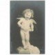 carte postale ancienne ENFANTS. Bébé Angelot pleurant sur son socle avec Arc et flêche 1904