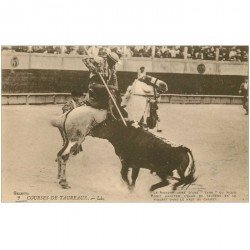 carte postale ancienne CORRIDA. Selecta Courses de Taureaux. Le picador armé d'une Vara massacre l'Animal avant...