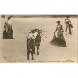 carte postale ancienne CORRIDA. Selecta Courses de Taureaux. Toreador appelant l'attention du Taureau avec Muleta