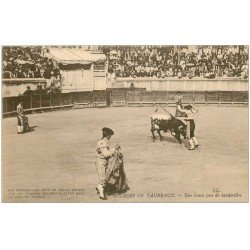 carte postale ancienne CORRIDA. Selecta Courses de Taureaux. Une bonne pose de banderilles