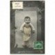 carte postale ancienne ENFANTS. Bébé accroché à un arbre à vendre 1913