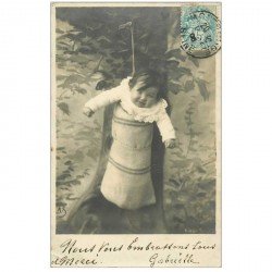 carte postale ancienne ENFANTS. Bébé accroché à un arbre. Gabrielle 1906