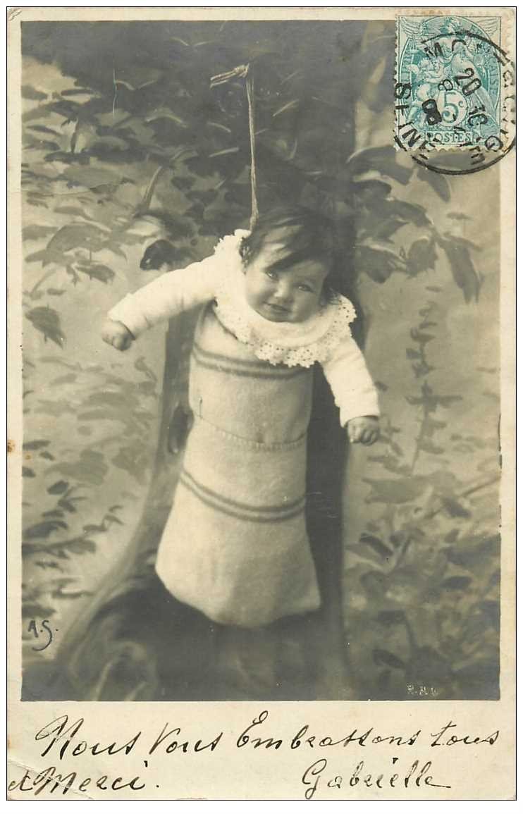 carte postale ancienne ENFANTS. Bébé accroché à un arbre. Gabrielle 1906