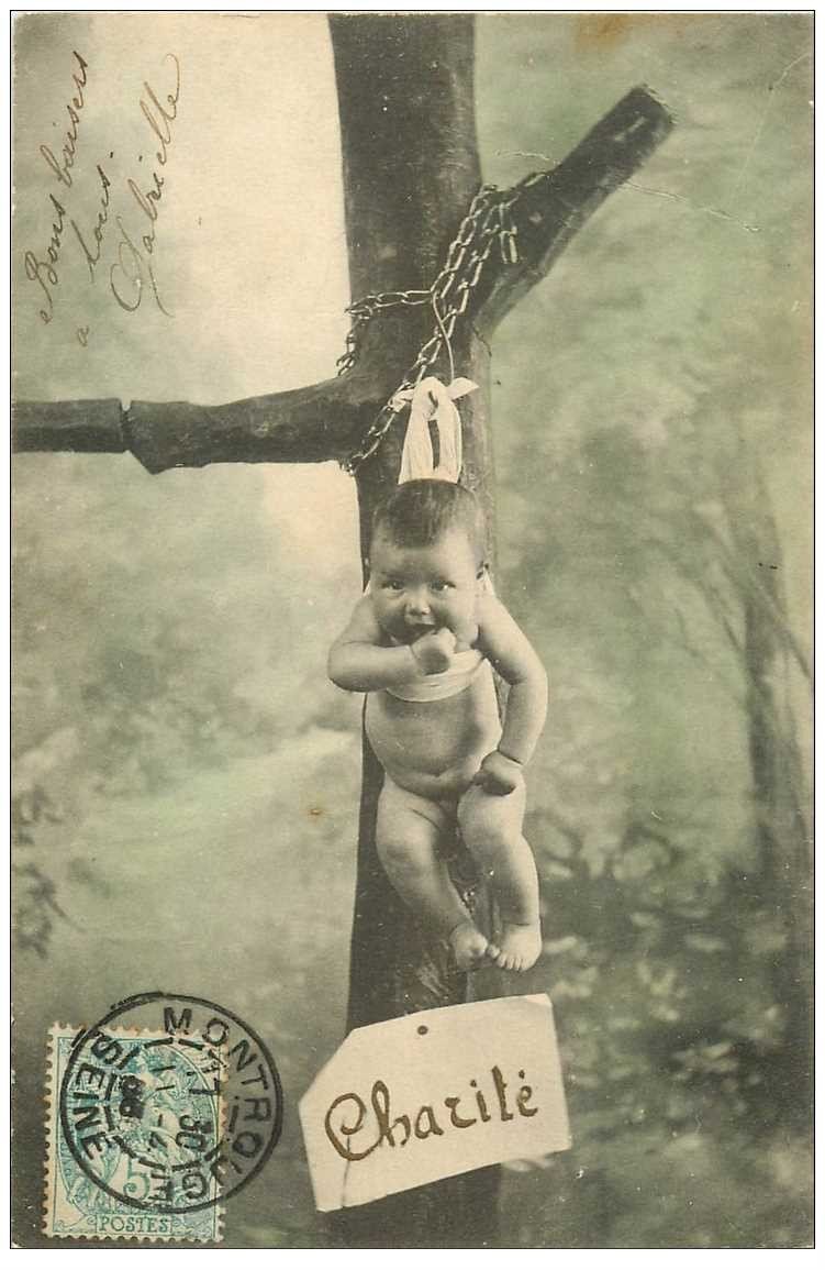 carte postale ancienne ENFANTS. Bébé accroché à un arbre. Gabrielle 1906 la Charité