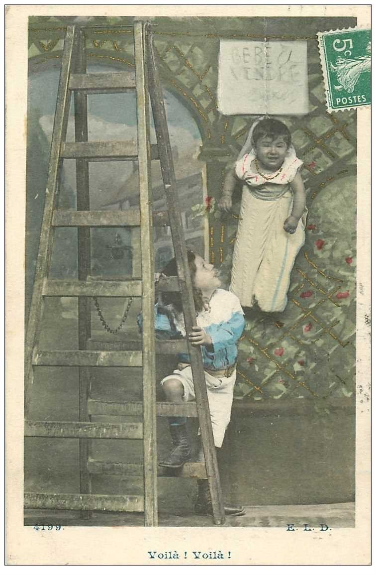 carte postale ancienne ENFANTS. Bébé accroché à vendre 1909