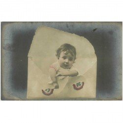 carte postale ancienne ENFANTS. Bébé sortant d'une enveloppe 1906