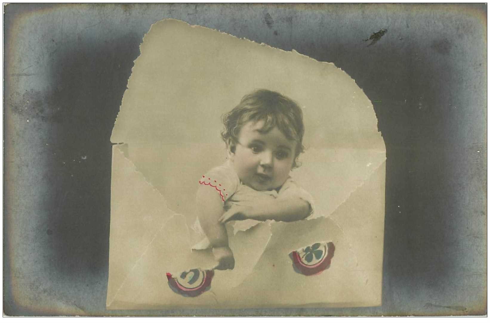 carte postale ancienne ENFANTS. Bébé sortant d'une enveloppe 1906
