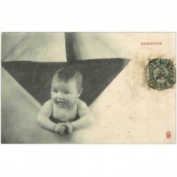 carte postale ancienne ENFANTS. Bébé sortant d'une enveloppe avec le Bonjour 1906