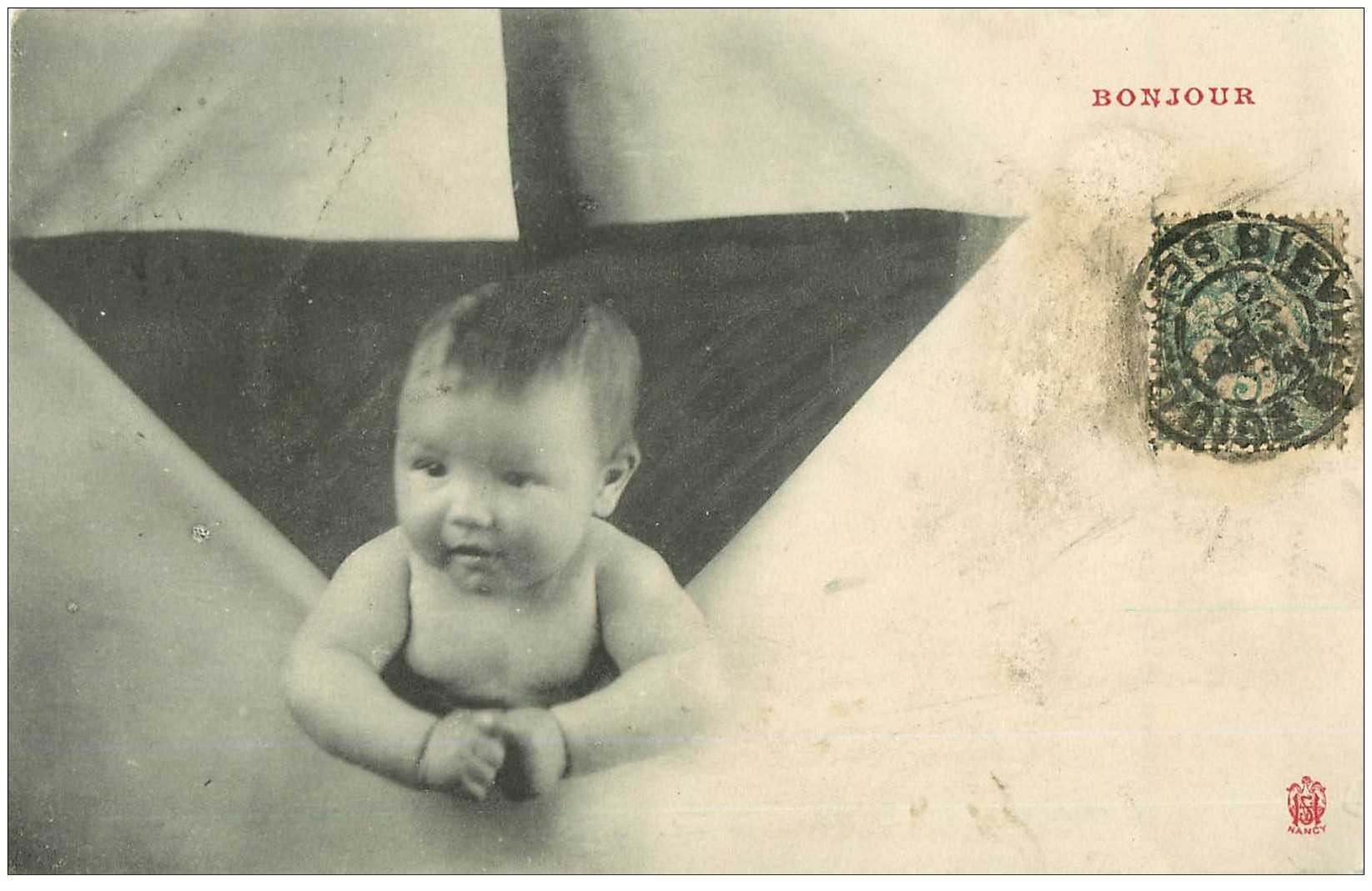 carte postale ancienne ENFANTS. Bébé sortant d'une enveloppe avec le Bonjour 1906