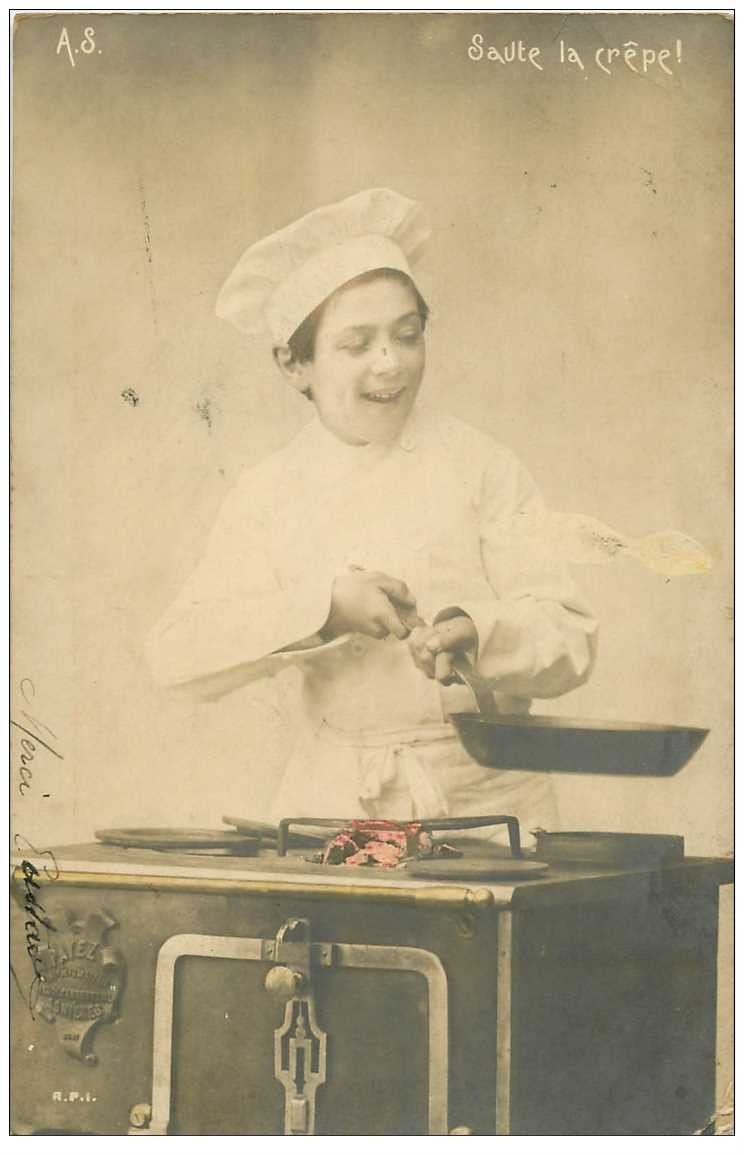 carte postale ancienne ENFANTS. Jeune Cuisinier et saute la crêpe 1903