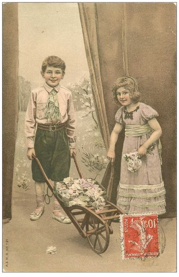 carte postale ancienne ENFANTS. Jeunes gens avec une brouette pleine de Fleurs vers 1910