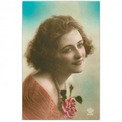 carte postale ancienne FANTAISIE. Superbe Femme avec Rose. Edition David