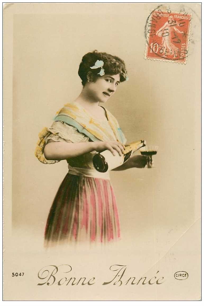 carte postale ancienne FEMMES. Bonne Année 1910 avec Champagne. Plissure coin droit...