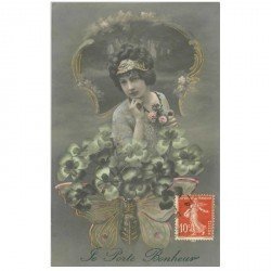 carte postale ancienne FEMMES. Je Porte Bonheur avec Papillon et Trèfle vers 1910