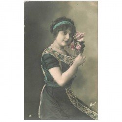carte postale ancienne FEMMES. Jeune femme avec collier de Perles par Masel expédiée de Viriville