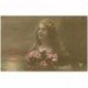 carte postale ancienne FEMMES. Jeune femme avec superbe chevelure et Fleurs 1916