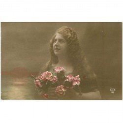 carte postale ancienne FEMMES. Jeune femme avec superbe chevelure et Fleurs 1916