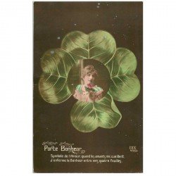 carte postale ancienne FEMMES. Jeune femme avec Trèfle à quatre feuilles Porte Bonheur 1916